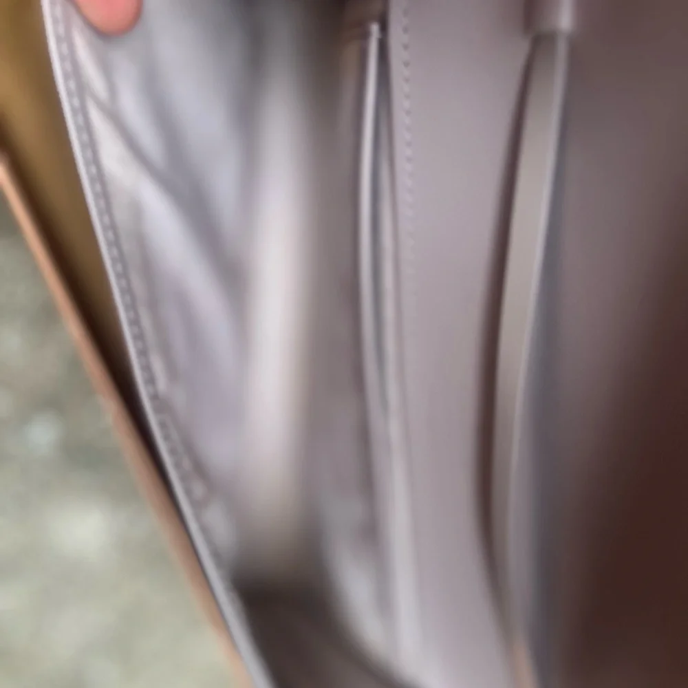 Lovely lavender LV leather bag - Picture 3 of 13